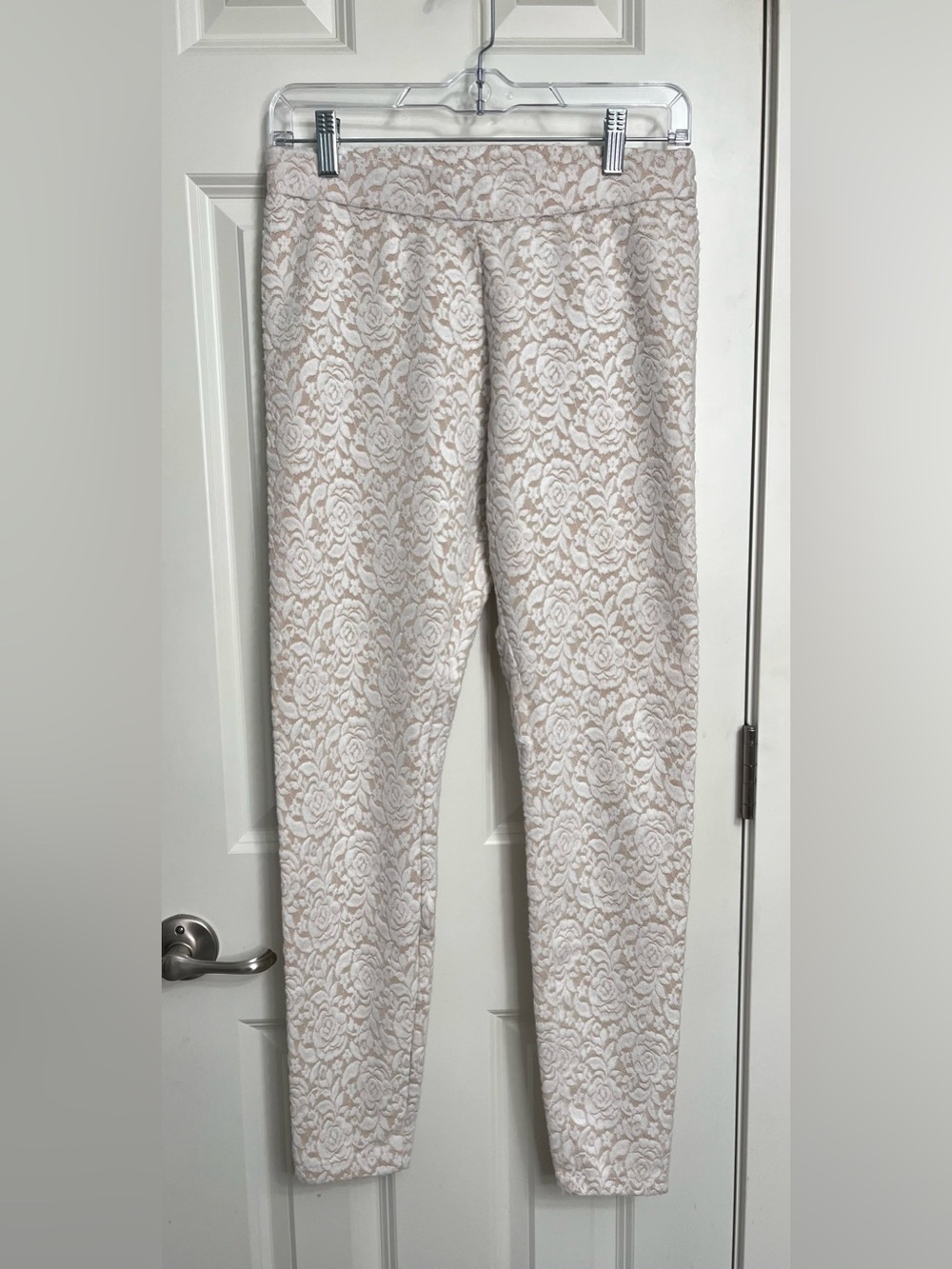 Hue Floral Lace Leggings